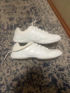 Chassé Apex White Low-Top Lace Gymnastics Sneakers